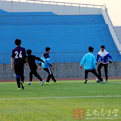 足球五人制守门员教学_五人制足球守门员发角球规则_5人制足球守门员
