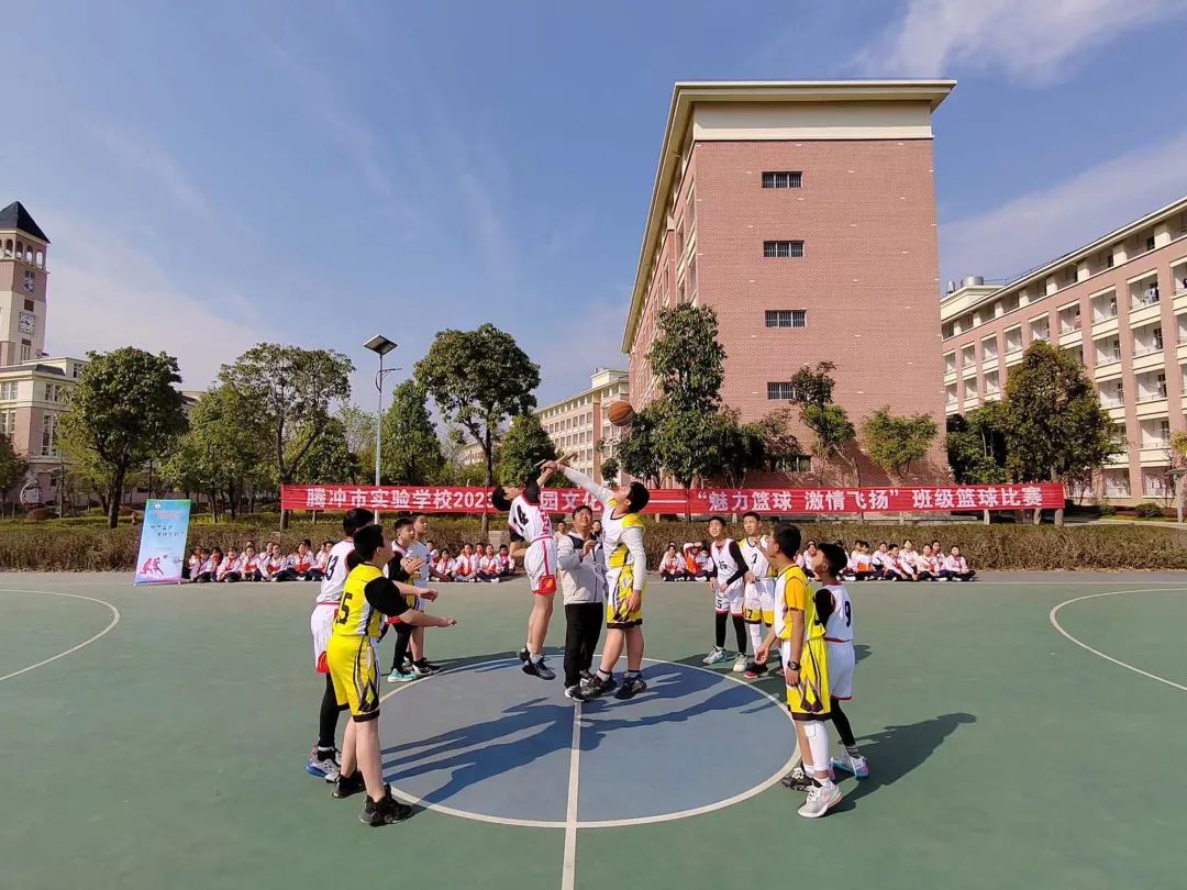 篮球场外救球算不算犯规_篮球比赛外援上场规则_篮球规则里场外援助是什么