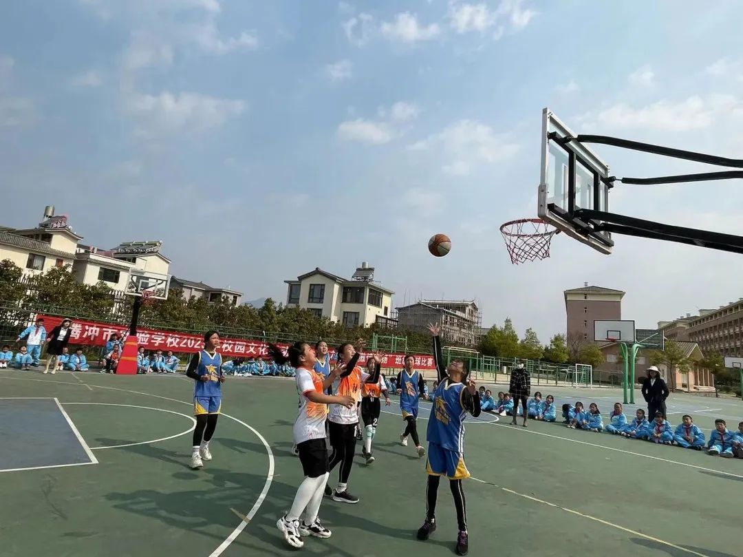 篮球场外救球算不算犯规_篮球规则里场外援助是什么_篮球比赛外援上场规则