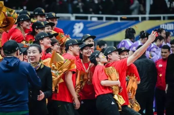 金牌篮球足球冠军是谁_篮球足球冠军几块金牌_篮球金牌2021