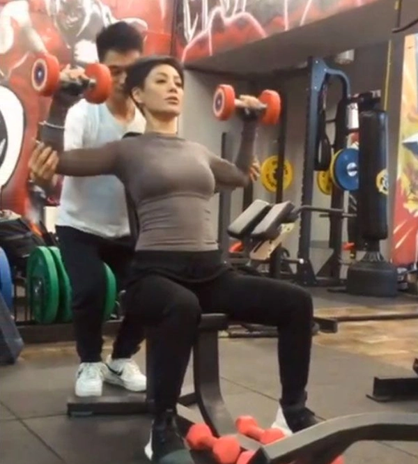 紧身健身女神_女神紧身健身操视频_女生健身紧身裤叫什么